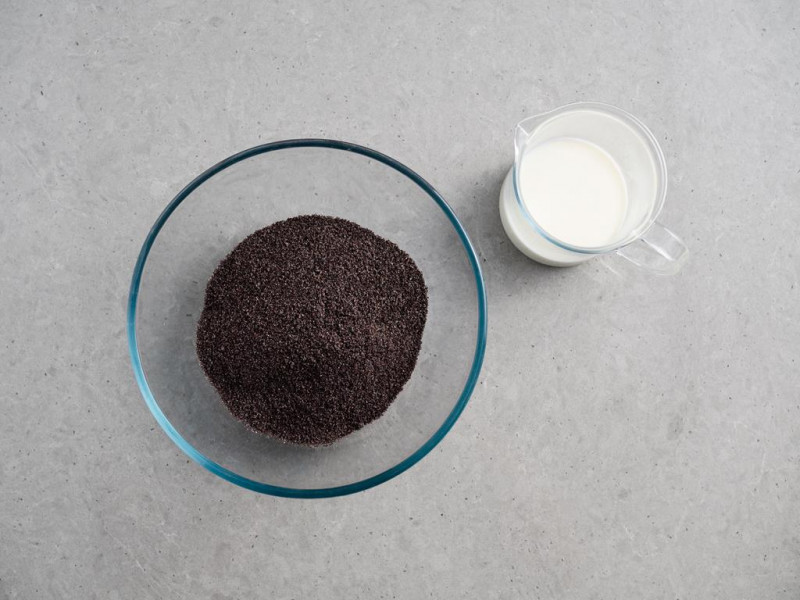 mielony mak w misce i gorące mleko w szklance