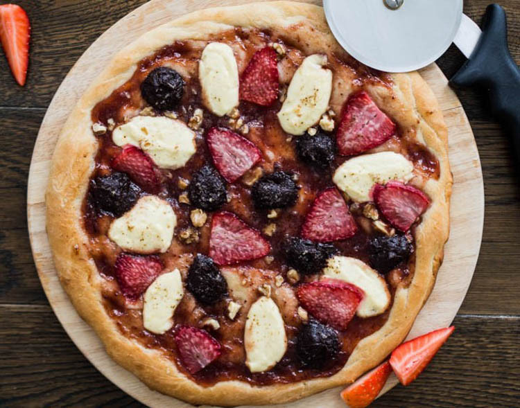 Pizza na słodko z truskawkami, mascarpone i orzechami