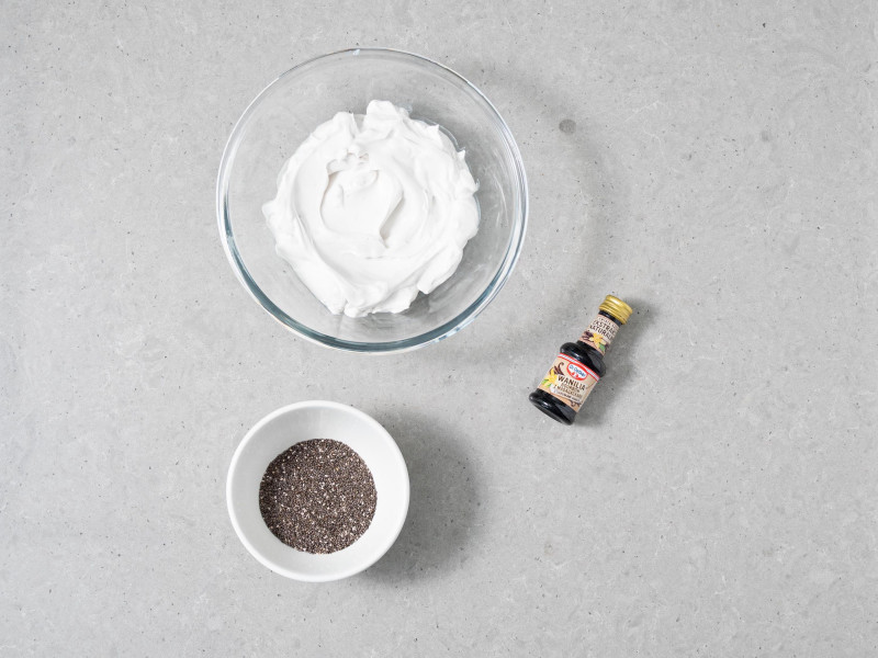 W misce mleczko kokosowe, obok nasionka chia i ekstrakt naturalny Wanilia Bourbon Dr. Oetkera.