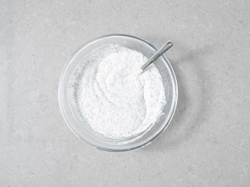 Wymieszane w mleczku kokosowym nasionka chia.