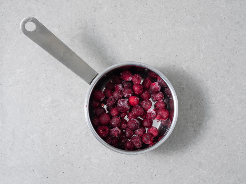 Mrożone wiśnie w garnku.