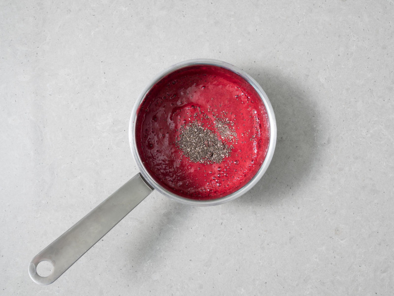 Podgrzane i zblendowane wiśnie z nasionkami chia.