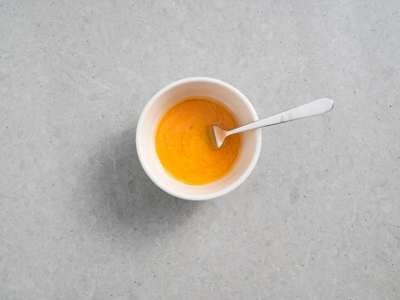 żółtka wymieszane z olejem