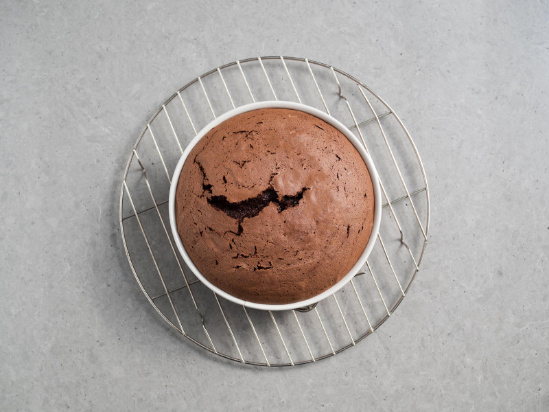 biszkopt kakaowy z olejem na kratce do studzenia