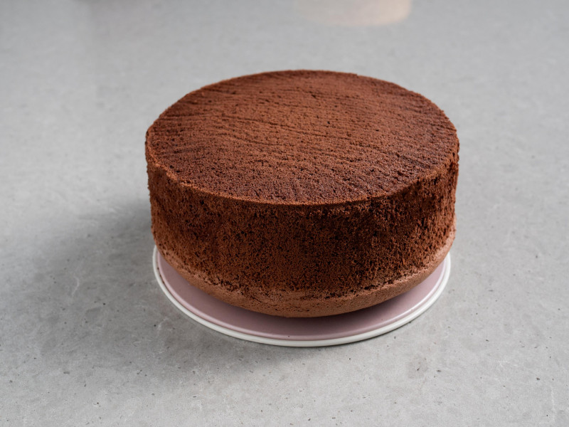 biszkopt kakaowy wyjęty z formy