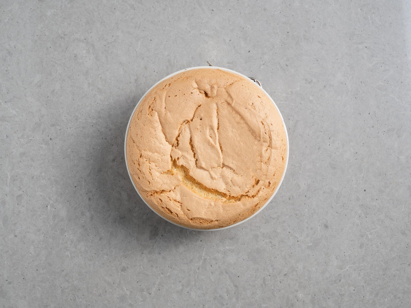 upieczony jasny biszkopt z olejem