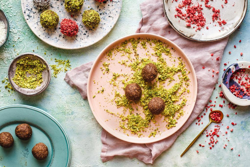 Trufle z chili, pistacjami, wiórkami kokosowymi