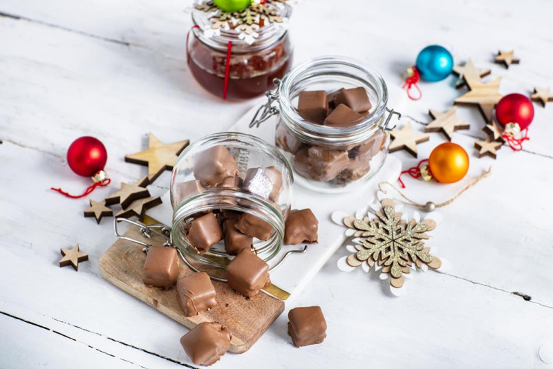 Czekoladowe, domowe trufle z miodem i marcepanem