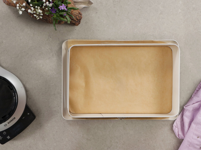 Forma do pieczenia wyłożona papierem do pieczenia