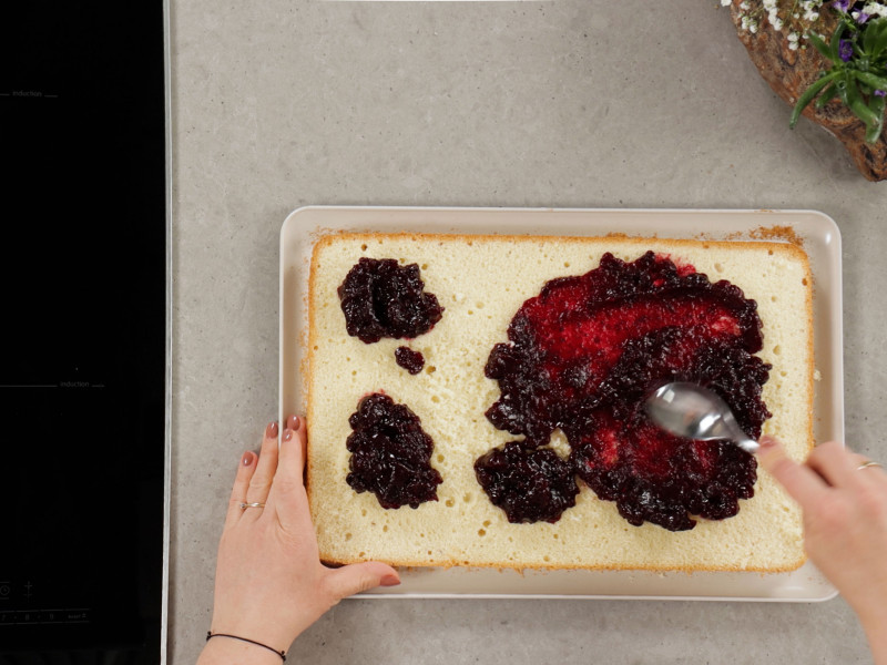 Biszkopt do Łabędziego Puchu posmarowany dżemem z czarnej porzeczki