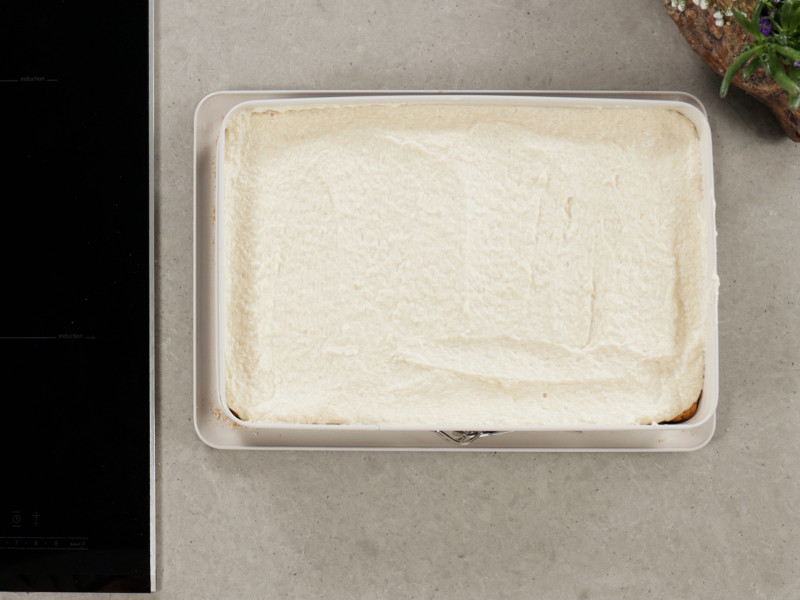 Krem kokosowy położony na biszkopt