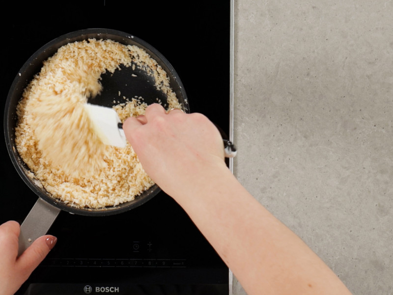 Masło, wiórki i cukier na patelni