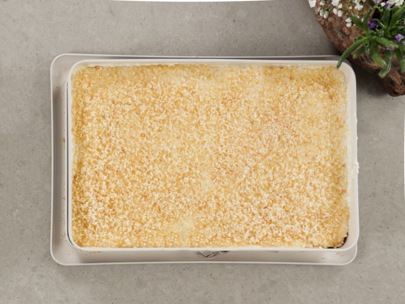 Ciasto Łabędzi Puch posypane kokosową posypką