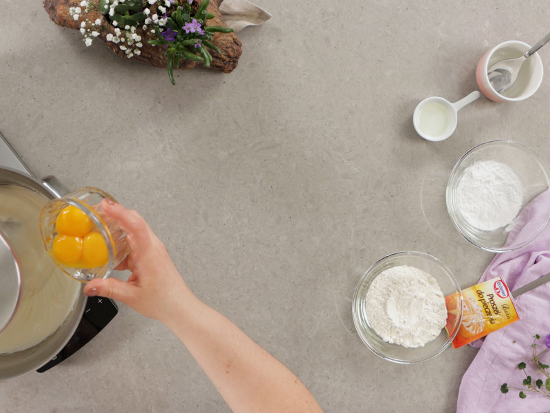 Dodawanie żółtek do ubitych białek