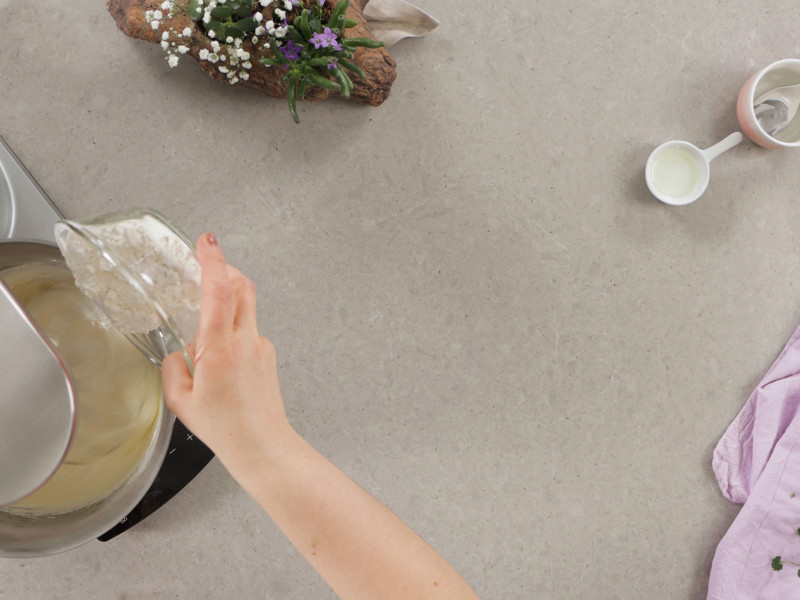 Dodanie mąk z proszkiem do pieczenia do piany z białek i żółtek