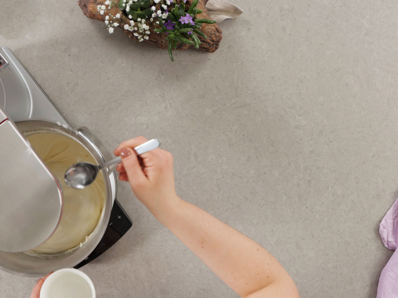 Dodanie wody i oleju do masy na biszkopt