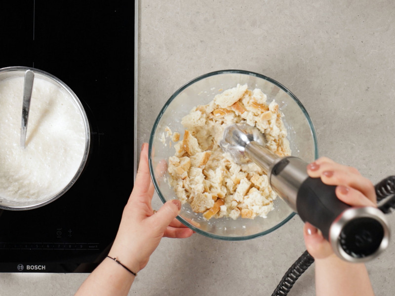 blendowanie sucharków z mlekiem w misce