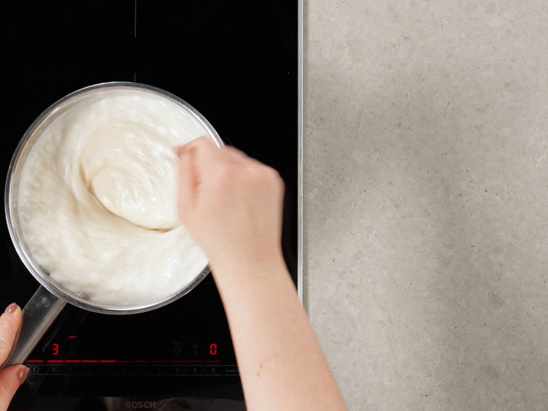 Mleko zagotowane z cukrem, sucharkami i wiórkami kokosowymi