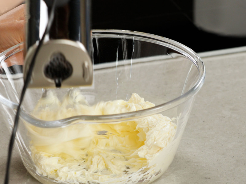 Utarte masło miksowane z masą z sucharków