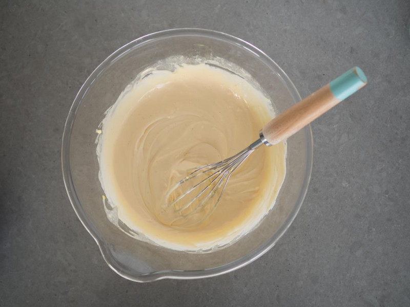 w szklanej misce z rózgą masa serowa na żółtkach na sernik japoński