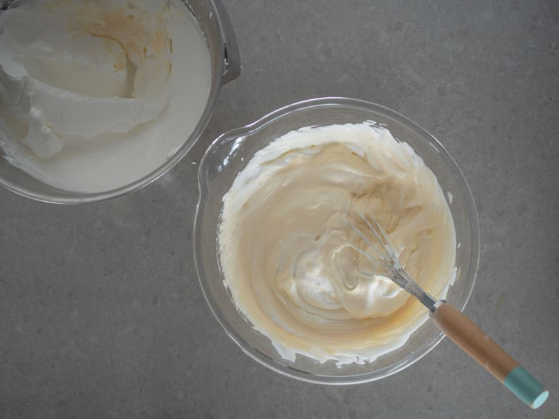 w szklanej misie masa serowa z ubitą bezą