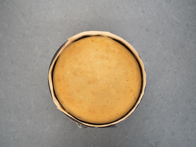 w tortownicy na blacie sernik japoński