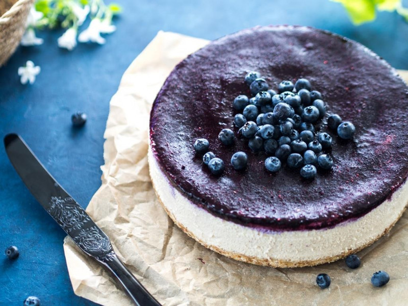 Zobacz przepis na sernik z nerkowców z jagodami.