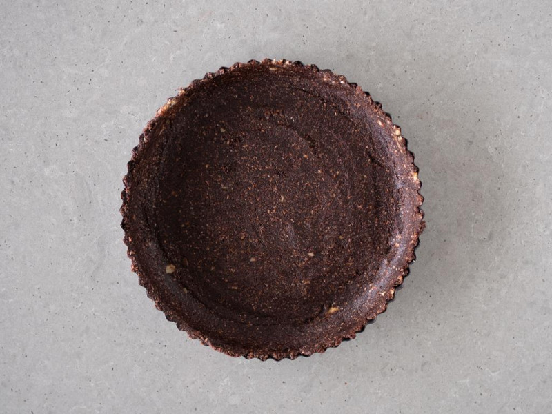 Spód z daktyli wyłożony na formę do tarty