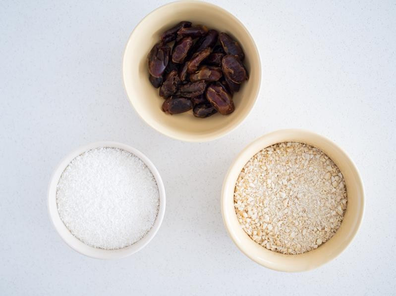 Wiórki kokosowe, daktyli i posiekane orzechy nerkowca