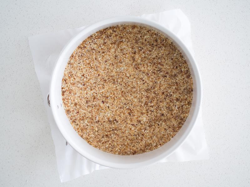 Masa z daktyli, wiórek kokosowych i orzechów nerkowca na dnia tortownicy