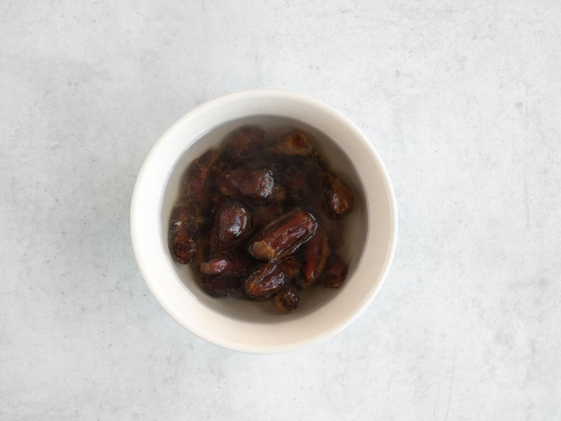 Daktyle namoczone w wodzie