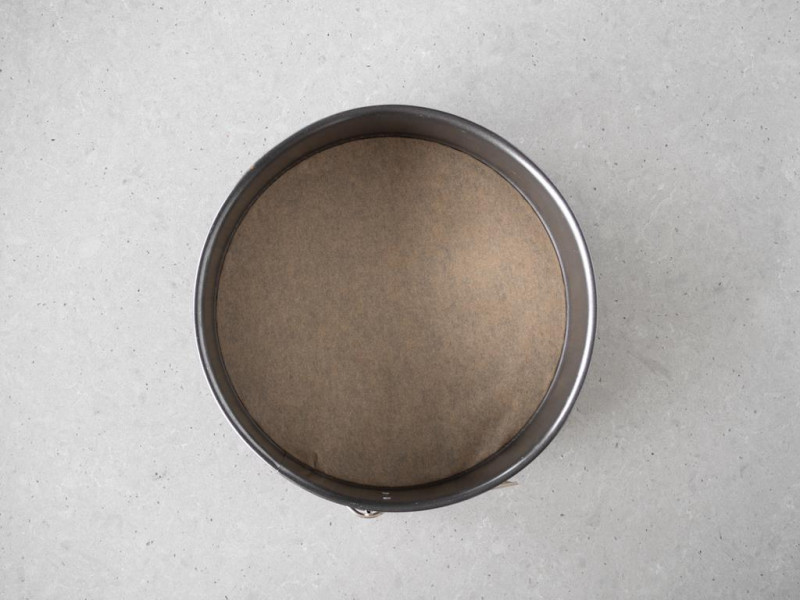 Tortownica wyłożona papierem do pieczenia