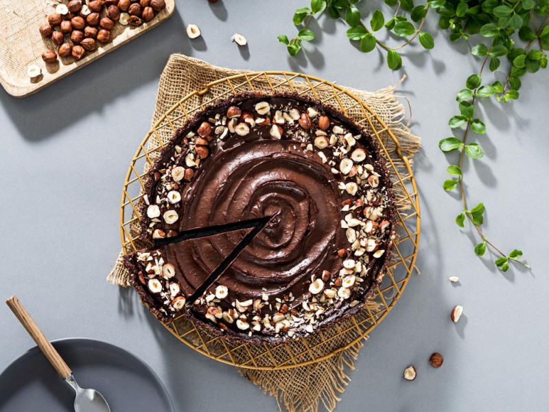 Tarta czekoladowa na ciemnym spodzie z daktyli