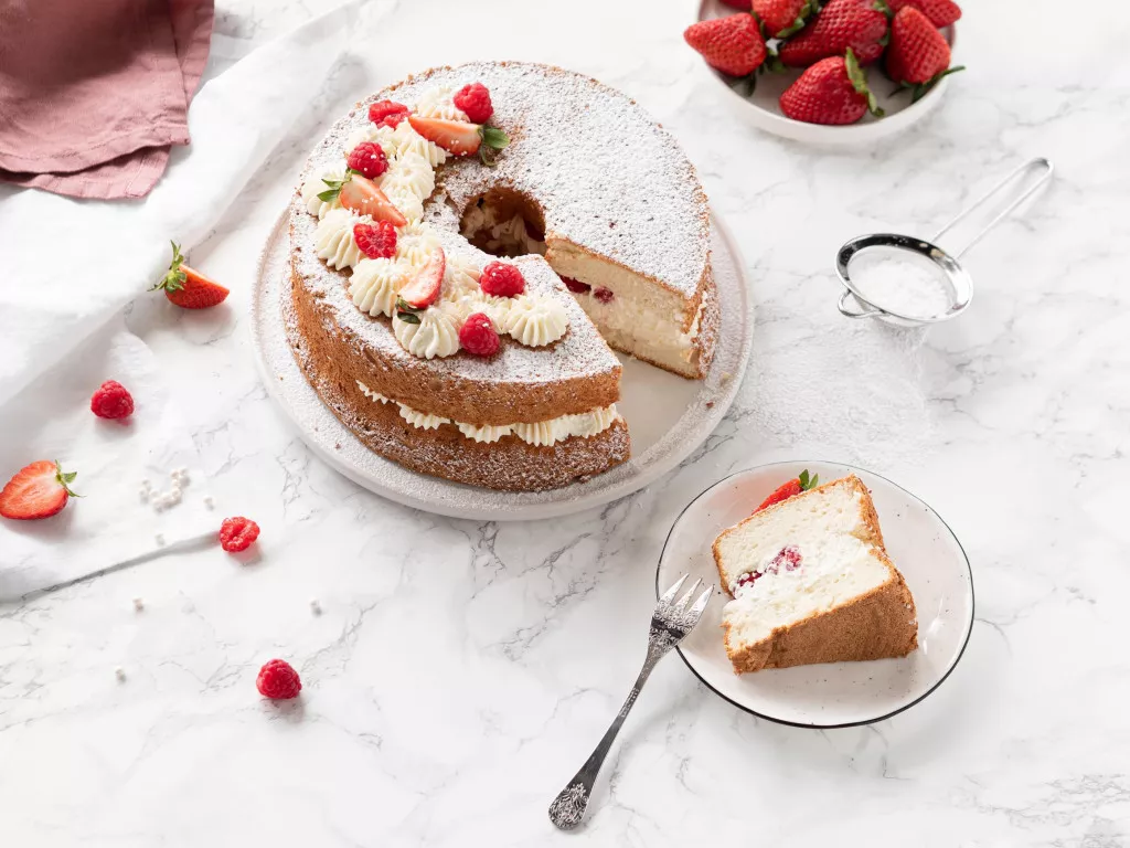 anielskie ciasto - angel food cake z kremem waniliowym i owocami - Wszystkiego Słodkiego