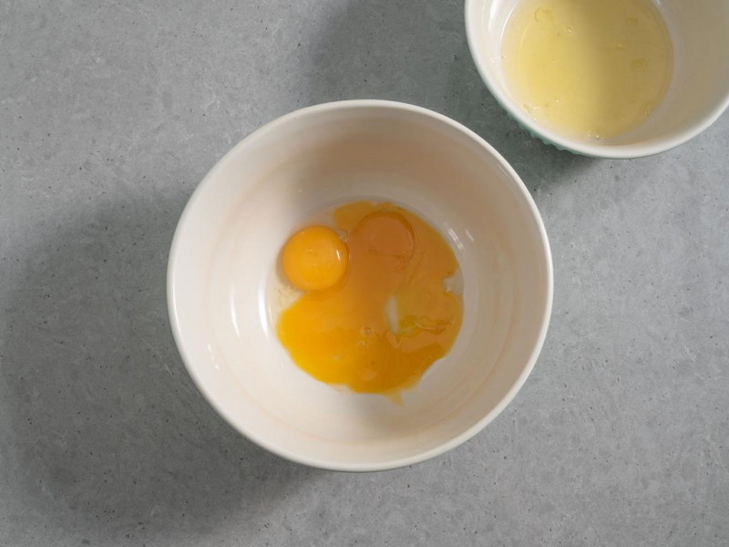 w miseczkach żółtka i białka jajek