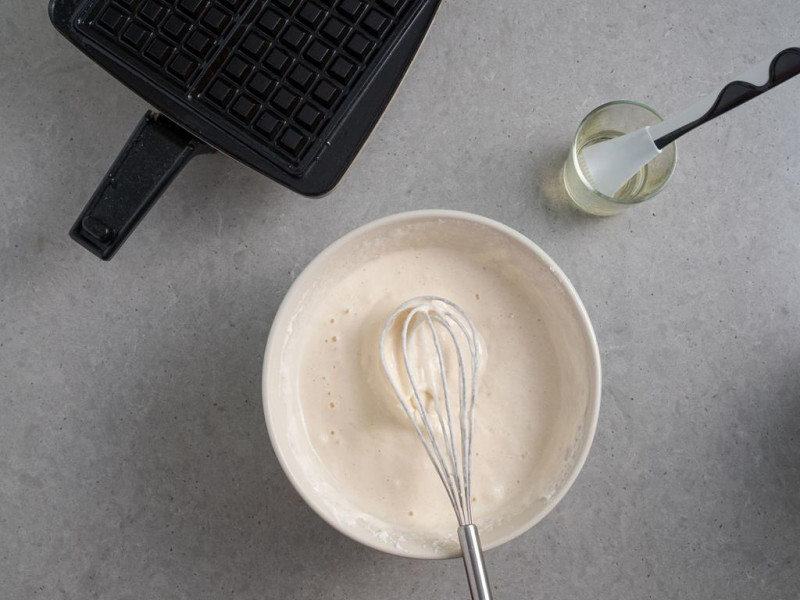 w misce ciasto na gofry obok olej z pędzelkiem sylikonowym