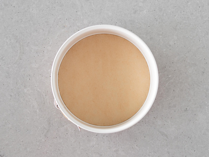 Spód tortownicy wyłożony papierem do pieczenia.