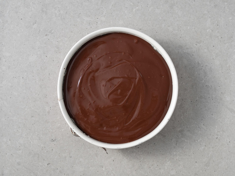 Polewa czekoladowo-kokosowa wyłożona na krem kokosowy.