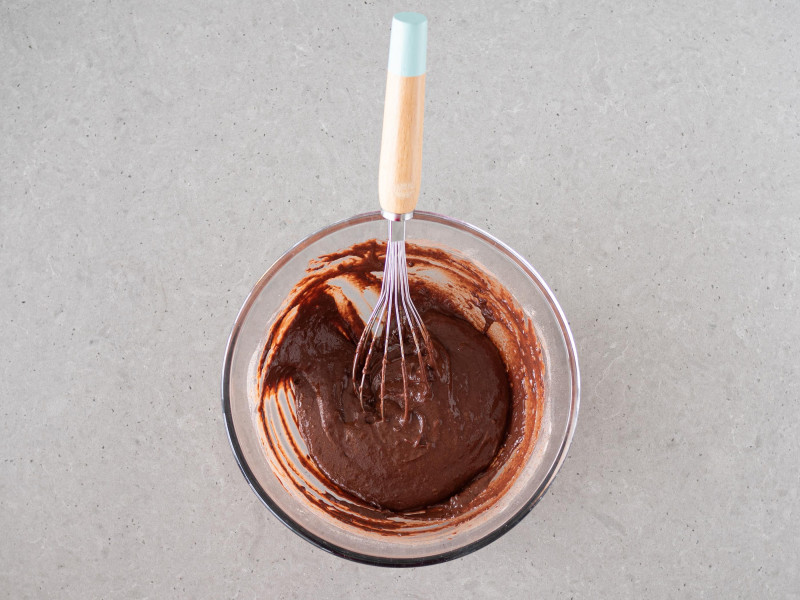 Wymieszane w misie wegańskie ciasto czekoladowe.