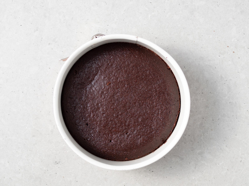 Upieczone wegańskie ciasto czekoladowe.