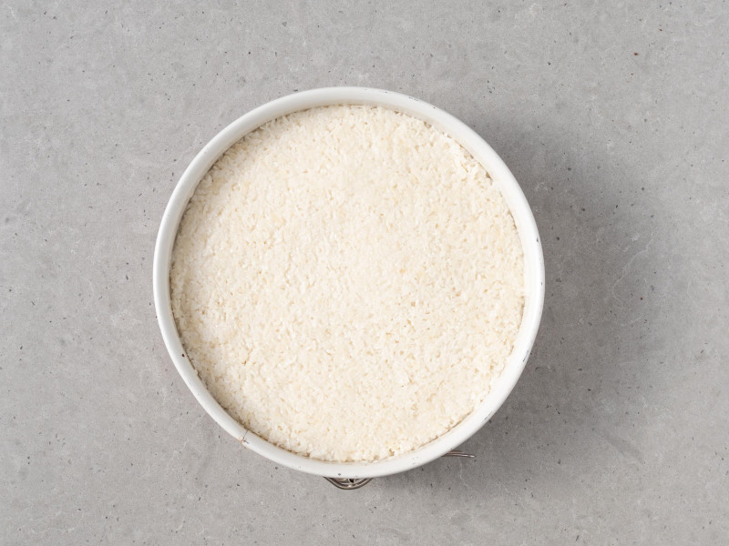 Masa kokosowa rozłożona na czekoladowym cieście.