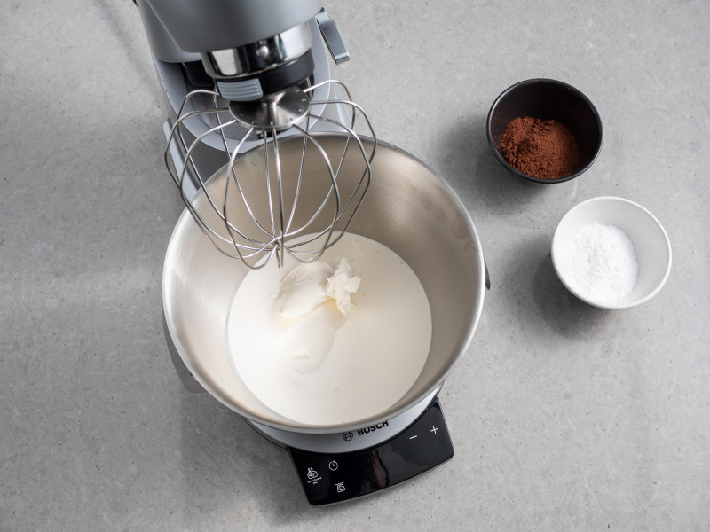 schłodzona śmietanka, mascarpone, cukier puder i Ciemne kakao Dr. Oetkera