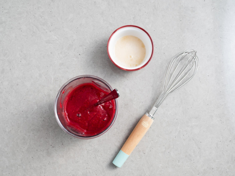 mus malinowy z żelatyną, rózga kuchenna Dr. Oetkera