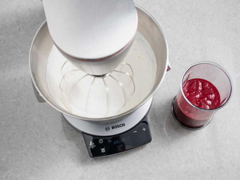 bita śmietana z musem malinowym