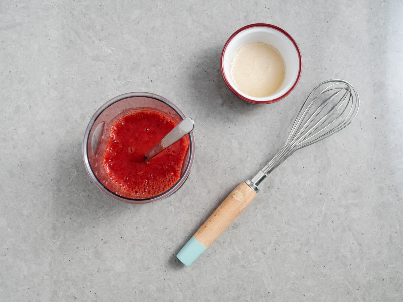 mus truskawkowy, żelatyna Dr. Oetkera, rózga kuchenna Dr. Oetkera