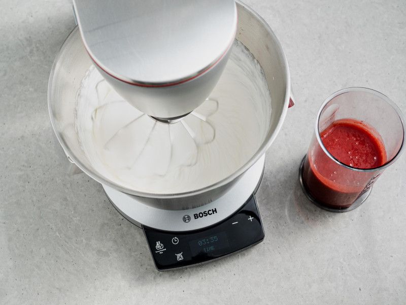 bita śmietana i mus truskawkowy