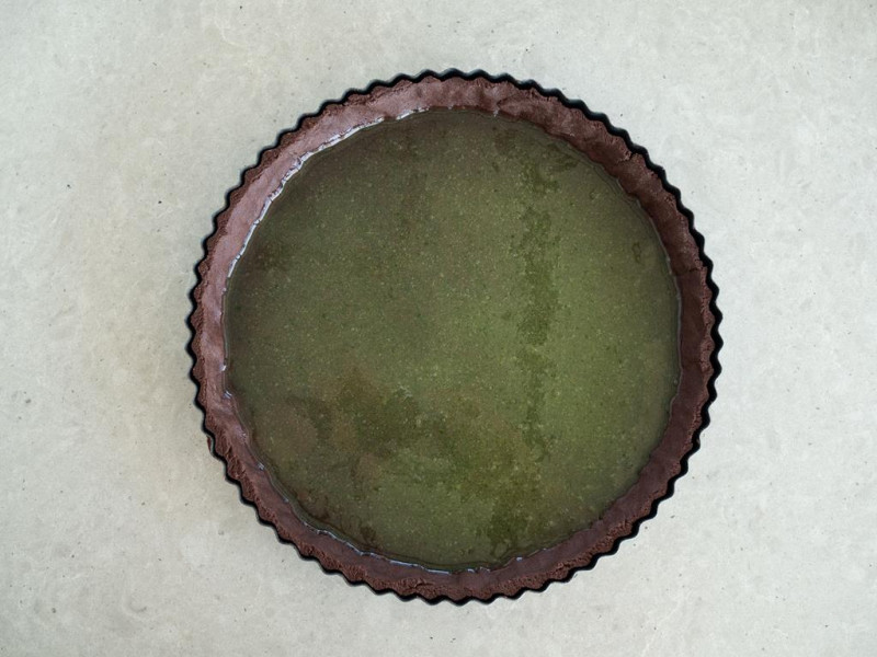 galaretka miętowa wylana na kakaowy spód tarty