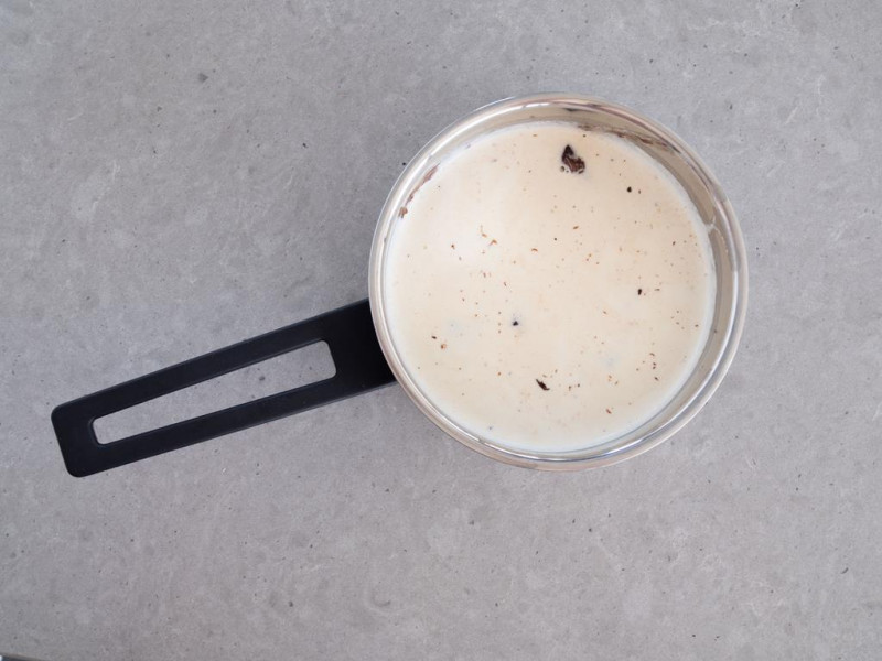 rondelek z gorącą śmietanką i wrzuconymi do niej kawałkami czekolady