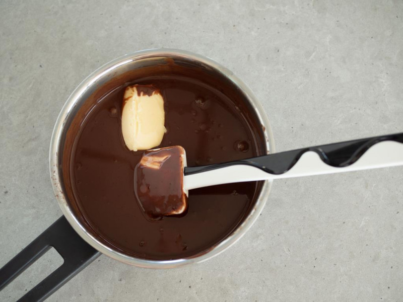 rondelek z czekoladą rozpuszczoną ze śmietanką, z dodanym masłem i szpatułką
