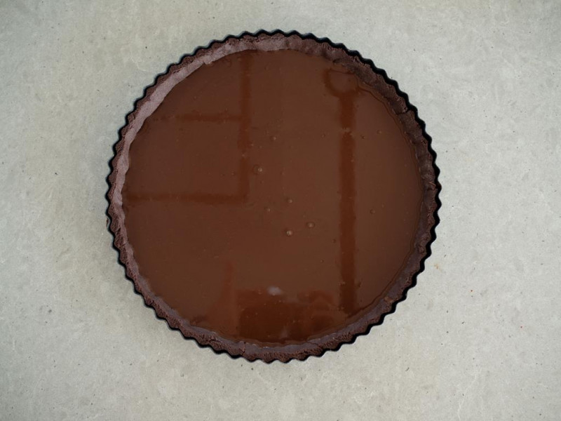 czekolada przelana na tartę z miętową galaretką
